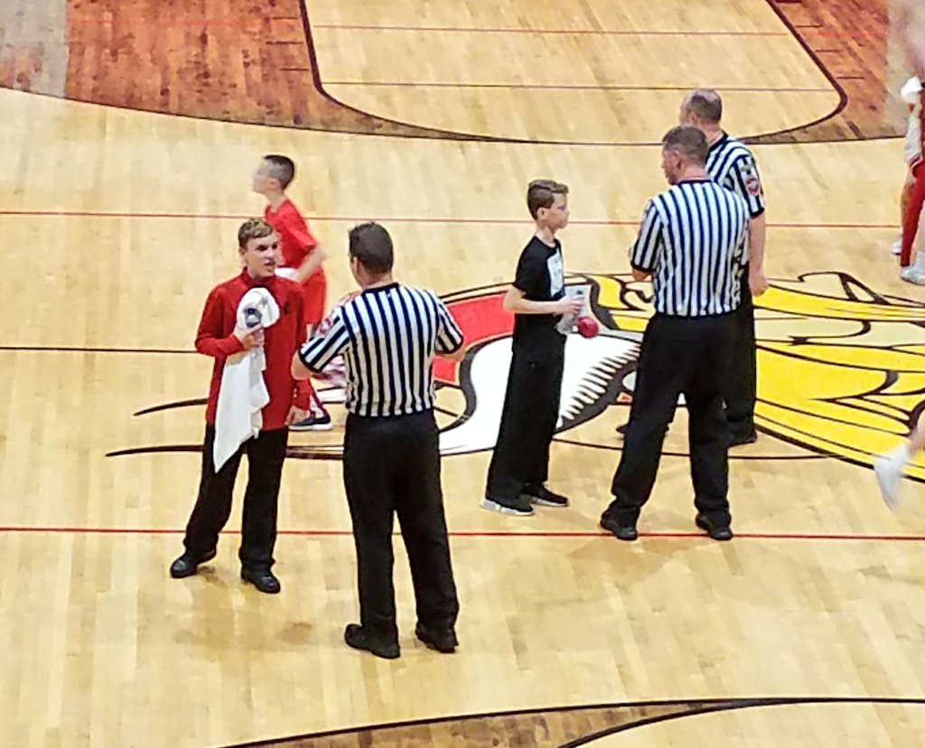 Neidig's tweet image. This is how it is done!!! #HospitalityDoneRight #FaceOfSportsmanship #BecomeAnOfficial @IHSAA1