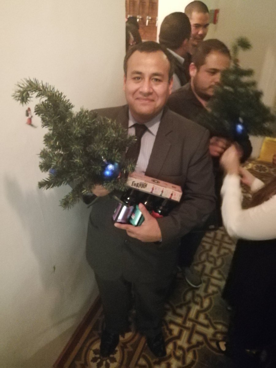 bobsparz's tweet photo. Acá @luissantolalla y @TheGhost recibiendo su árbol y sus chelas #Curaka de #CurakaBar cortesía de #Dimitree. https://t.co/iOHPklnqvJ