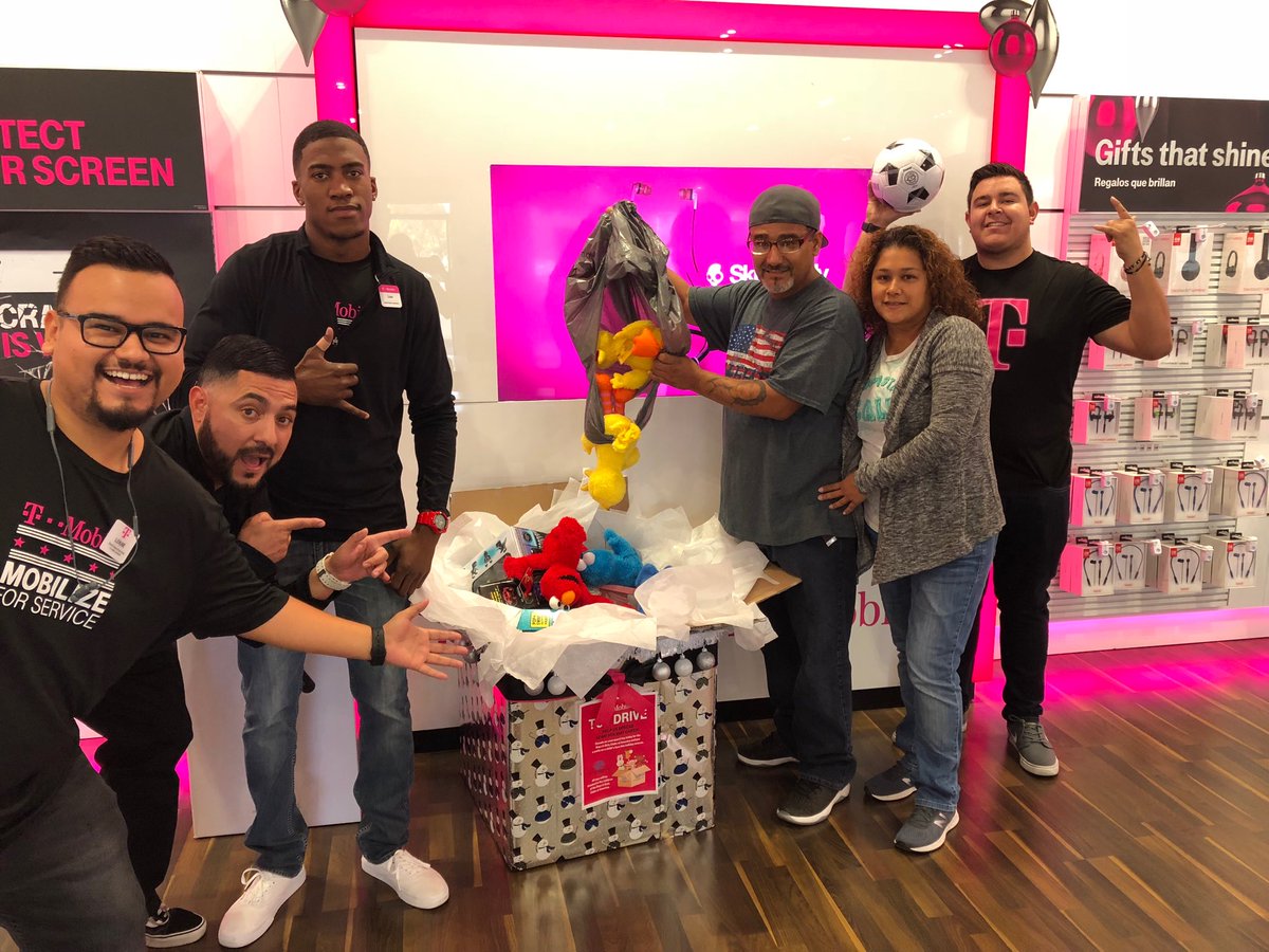 aha521's tweet photo. S/O to our amazing customer. Ricardo and Alicia Donating some amazing toys for the Boys and Girls Toy Drive!! #tmobilecares #ourcustomerarethebest #seasonofgiving  @JohnLegere @RobScottDM @SamSindha @smccloskey30 @aknowles123 https://t.co/tcdcz8Sspk