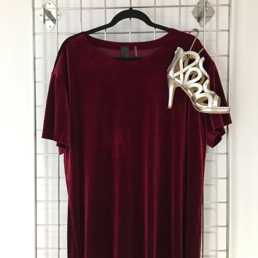 AmelieFashion's tweet photo. Beautiful ✔️Burgundy ✔️Boxy ✔️Stunning little @normakamali velvet dress to see you through the party 🎉 season 💕#VelvetTrend #PartyWear #Boutique https://t.co/La04xqvkrh