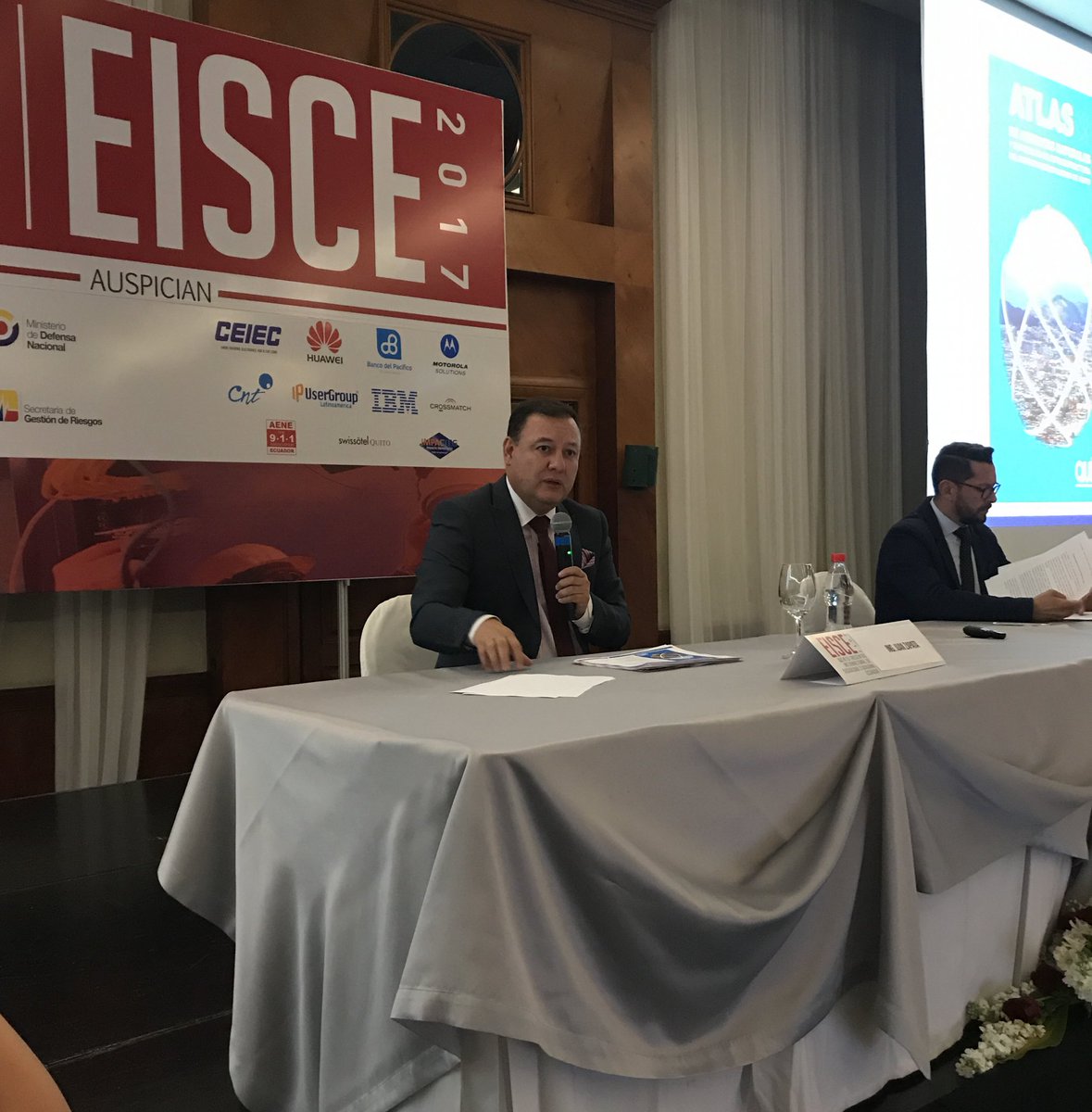 EISCE_ec's tweet photo. Secretario General de Seguridad y Gobernabilidad del Distrito Metropolitano de Quito @CapiZapataEC hablando de: Ciudades más seguras - El rol de los Gobierno locales. @SeguridadeQuito  #EISCE2017 https://t.co/GdITa1Sdka