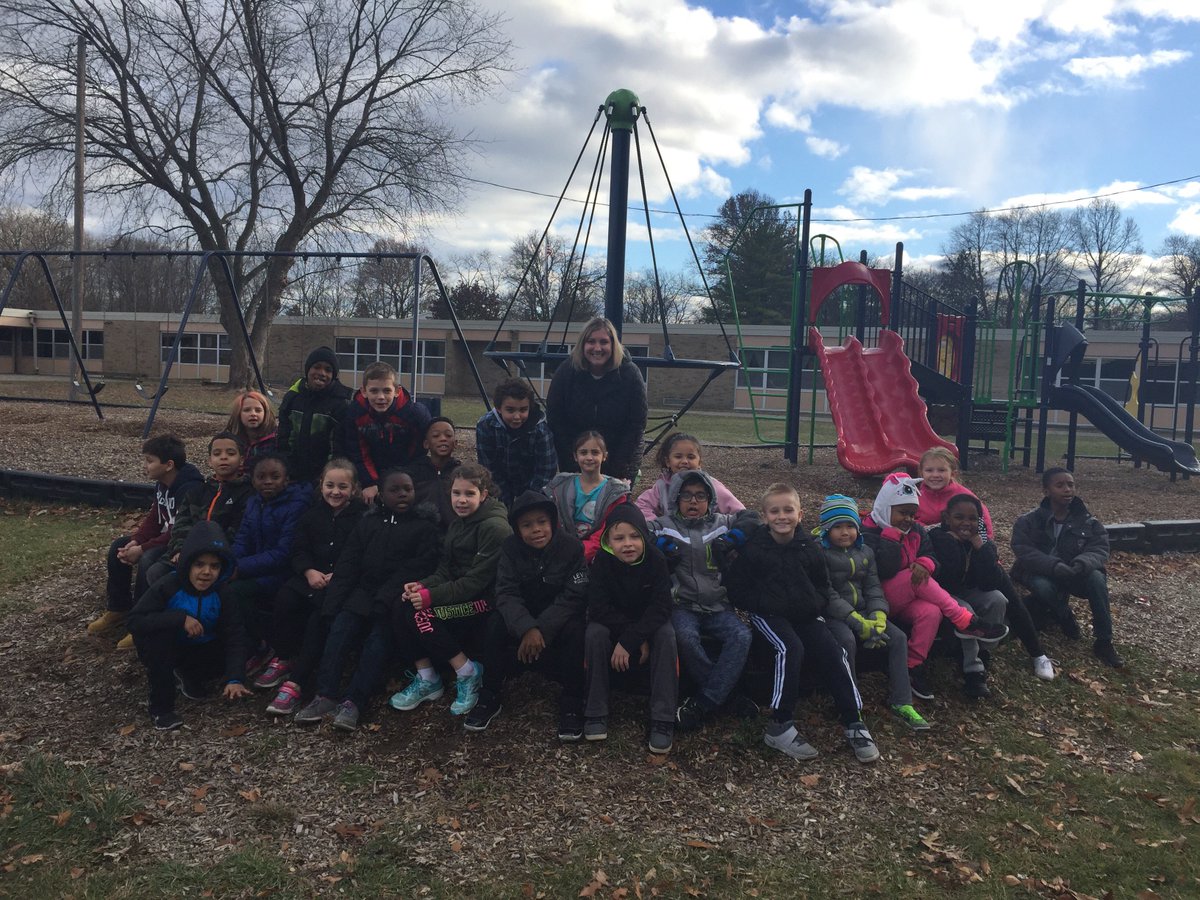 Pengberg121's tweet photo. Turkey Trot 2017!  @Grandview_Elem   #gvstories #csd_allmeansall https://t.co/UVcqt5w5dc