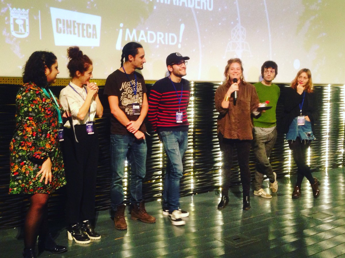 RizomaFestival's tweet photo. Hace un rato nuestra directora Gabriela Martí inauguraba #RIZOMAFestival junto a los directores de #YUGANG, #Ayudaralojohumano y @martabelenguer2 de @DonasMoviles. Tras el emocionante pase de Lucky nos vamos a unas las CAÑITAS y a brindar por los días de festival que nos quedan! https://t.co/cDjVZWVrjG