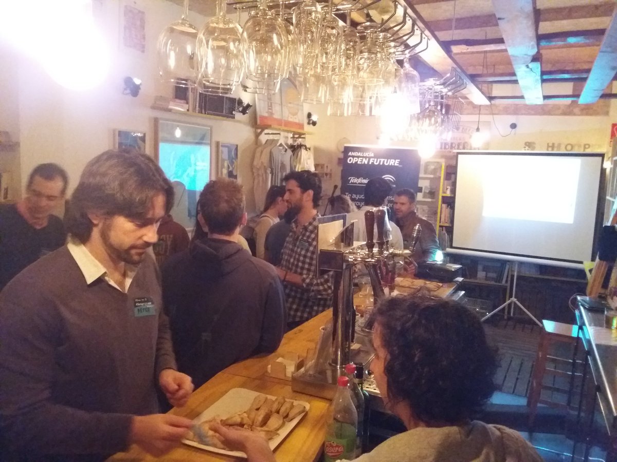 Esta noche la familia de #ElCubo salimos del crowdworking para celebrar una nueva edición de la #StartupNightAOF. ¡Estamos en <a href="/LaJeronima/">LaJeronima</a>! 😊🍻🎉