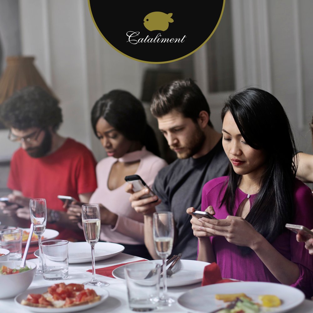 Dale a me gusta si tú también quieres los móviles fuera de la mesa 😡 #FueraMóvilesEnLaMesa