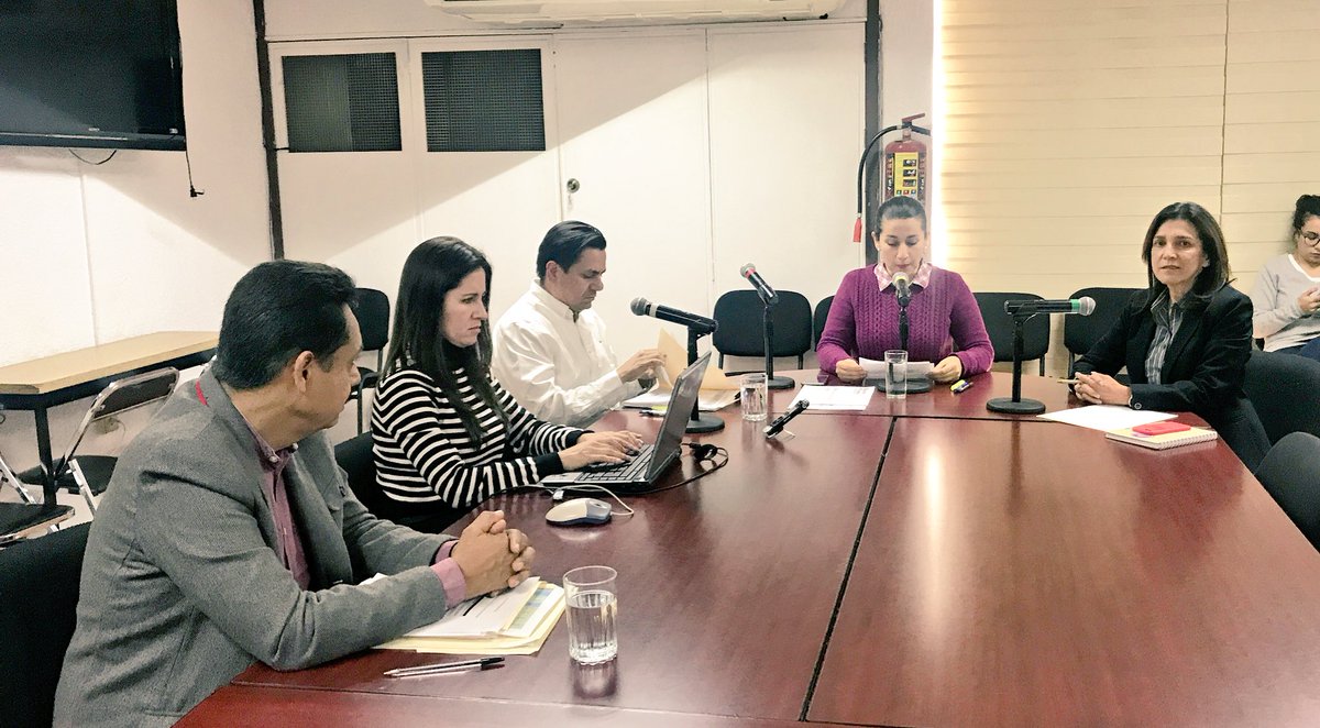 iepcjalisco's tweet photo. #AlMomento: reunión de trabajo de la Comisión de Educación Cívica. Preside la consejera @BrenJSM Integra la consejera @BeatrizRangelJ y el consejero @PerezVega_moy #EnVivo https://t.co/pnHj8OlK8A https://t.co/VaN9tPqZ9R