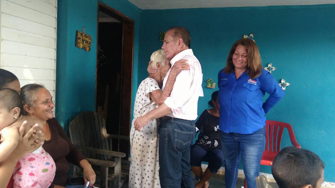 manuelrosalesg's tweet photo. En la Parroquia San Jose, del municipio Miranda el pueblo decide cambiar el destino del Zulia a través del voto el próximo #10D. Junto a la próxima alcaldesa @AgripinaRomay #EnDefensaDelZulia #EnDefensaDeMiranda https://t.co/guKm7liCos