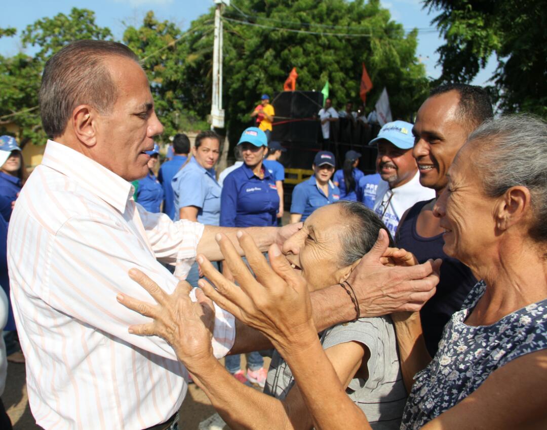 manuelrosalesg's tweet photo. En la Parroquia San Jose, del municipio Miranda el pueblo decide cambiar el destino del Zulia a través del voto el próximo #10D. Junto a la próxima alcaldesa @AgripinaRomay #EnDefensaDelZulia #EnDefensaDeMiranda https://t.co/guKm7liCos