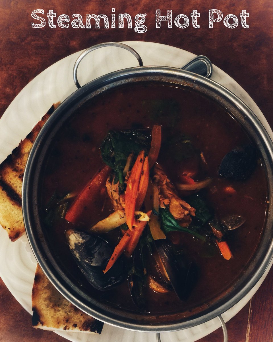 SockeyeCity's tweet photo. #lunchtime @sockeyecity with our #delicious #hotpot #mussels, #clams #finfish #juliennevegetables in a #curry #tomatobroth #warmgarlicbread. #foodporn #foodie #stevestonlife #stevestoneats #stevestonliving #richmondeats #foodblogger #goodeats #vancouvereats #vancouverfoodie https://t.co/E47JUqdkEy