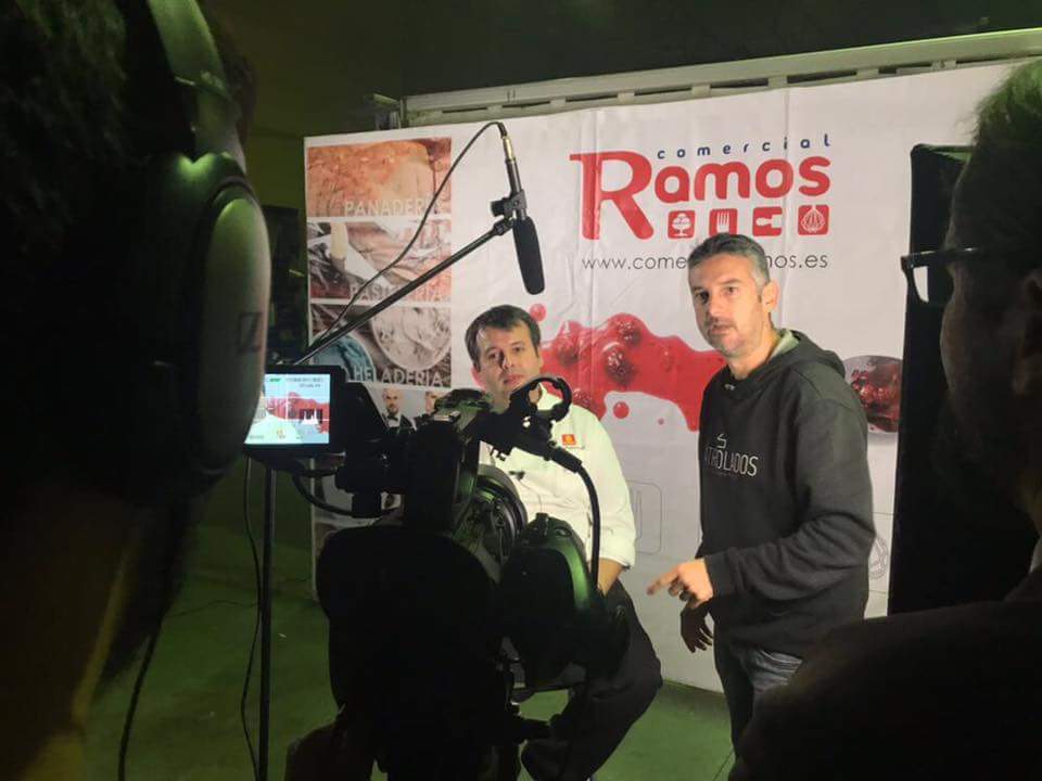 En Comercial Ramos asistiendo a las Jornadas Técnicas de Navidad... con <a href="/cuatrolados_es/">CuatroLados | Video Marketing y Video Social Media</a>  realizando la producción audiovisual del evento. En este caso, recabando el testimonio de César Romero del <a href="/bculinary/">BasqueCulinaryCenter</a>