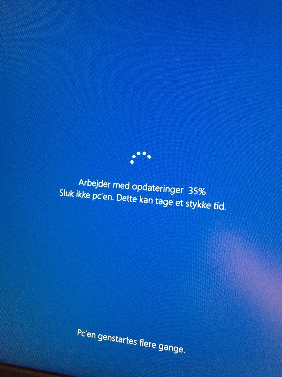 _perlund's tweet photo. The thing I hate the most about Windows.....all these updates!!:) https://t.co/YRZGdGh40v