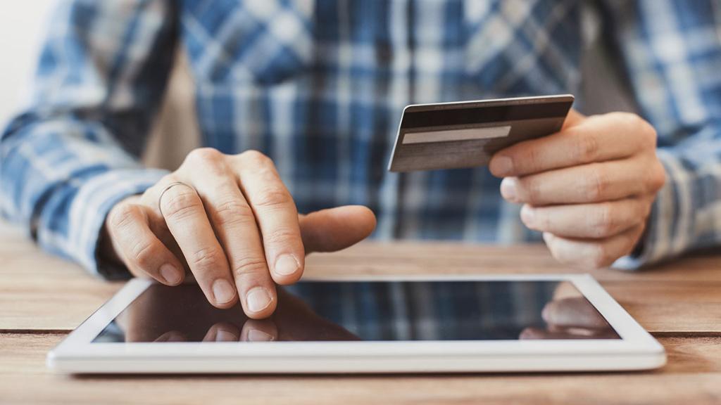 Cisco's tweet photo. Shopping on #BlackFriday? See some new #techtrends that could make your shopping experience a bit different. #VR https://t.co/GWd1vvxhM4 https://t.co/vlNWAQ3Vxb
