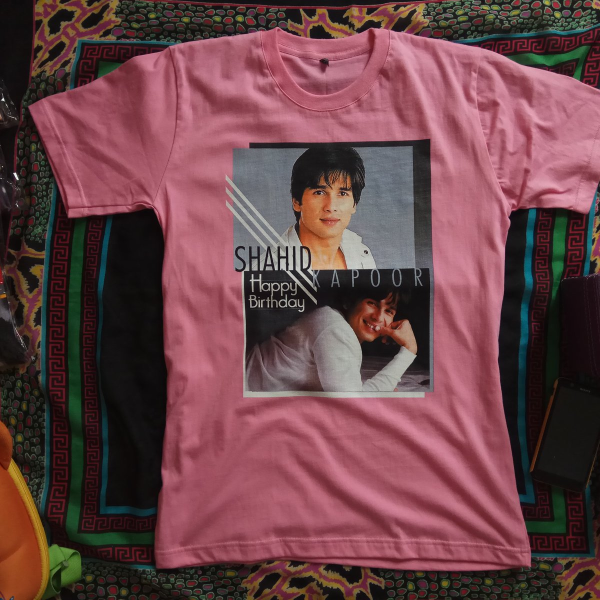 ohMybollywood's tweet photo. We shipping worldwide 😍🎾😎😘 trusted Bollywood online shop 😎 we are here since 2008 👏👏✌👍👉 support fans forever 😃 #bollywoodonlineshop #retweetmore #kaosbollywood #BollywoodTshirt #ohmybollywood #omb #bollywood https://t.co/NpCorVNKTO