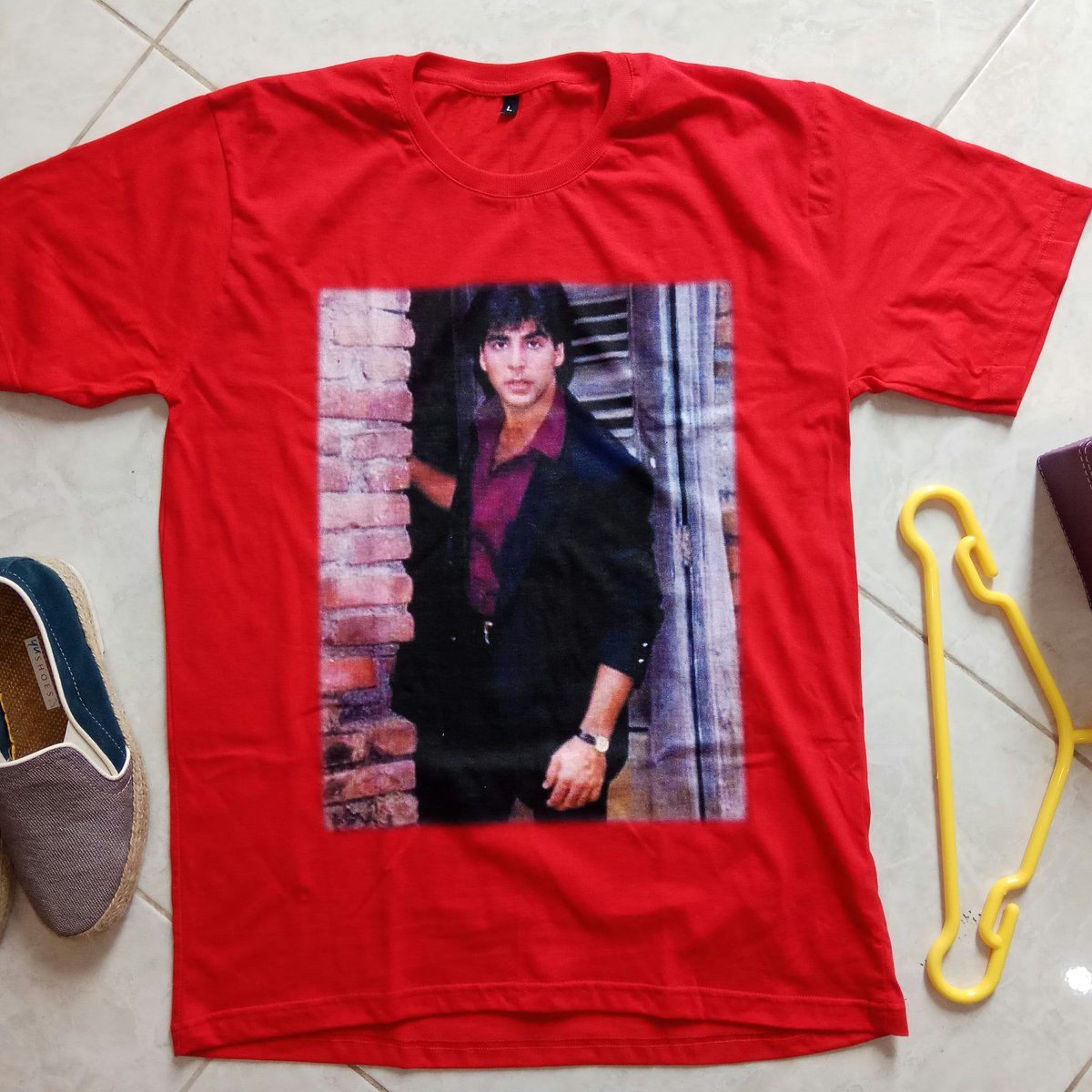 ohMybollywood's tweet photo. We shipping worldwide 😍🎾😎😘 trusted Bollywood online shop 😎 we are here since 2008 👏👏✌👍👉 support fans forever 😃 #bollywoodonlineshop #retweetmore #kaosbollywood #BollywoodTshirt #ohmybollywood #omb #bollywood https://t.co/NpCorVNKTO