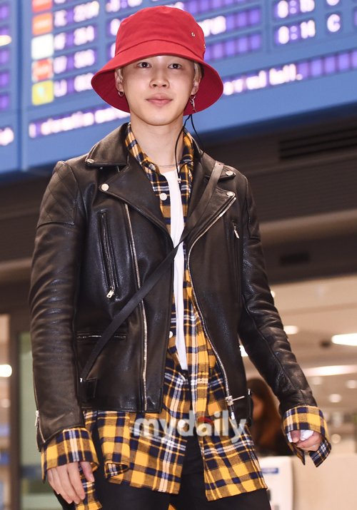BTS na lotnisku po powrocie do Korei (1):