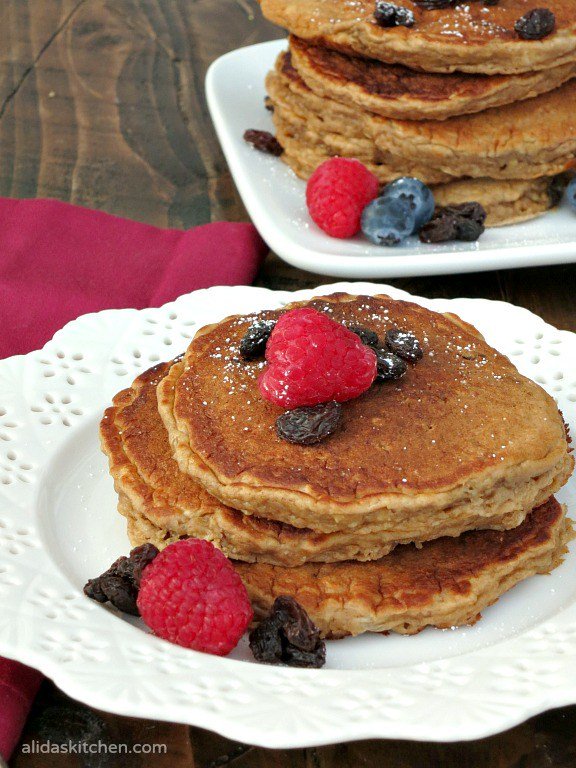 alidaskitchen's tweet image. NEW! Honey Oatmeal Raisin Pancakes #recipe w/ @beesponsible honey! #beesponsible #ad alidaskitchen.com/2017/11/22/hon…