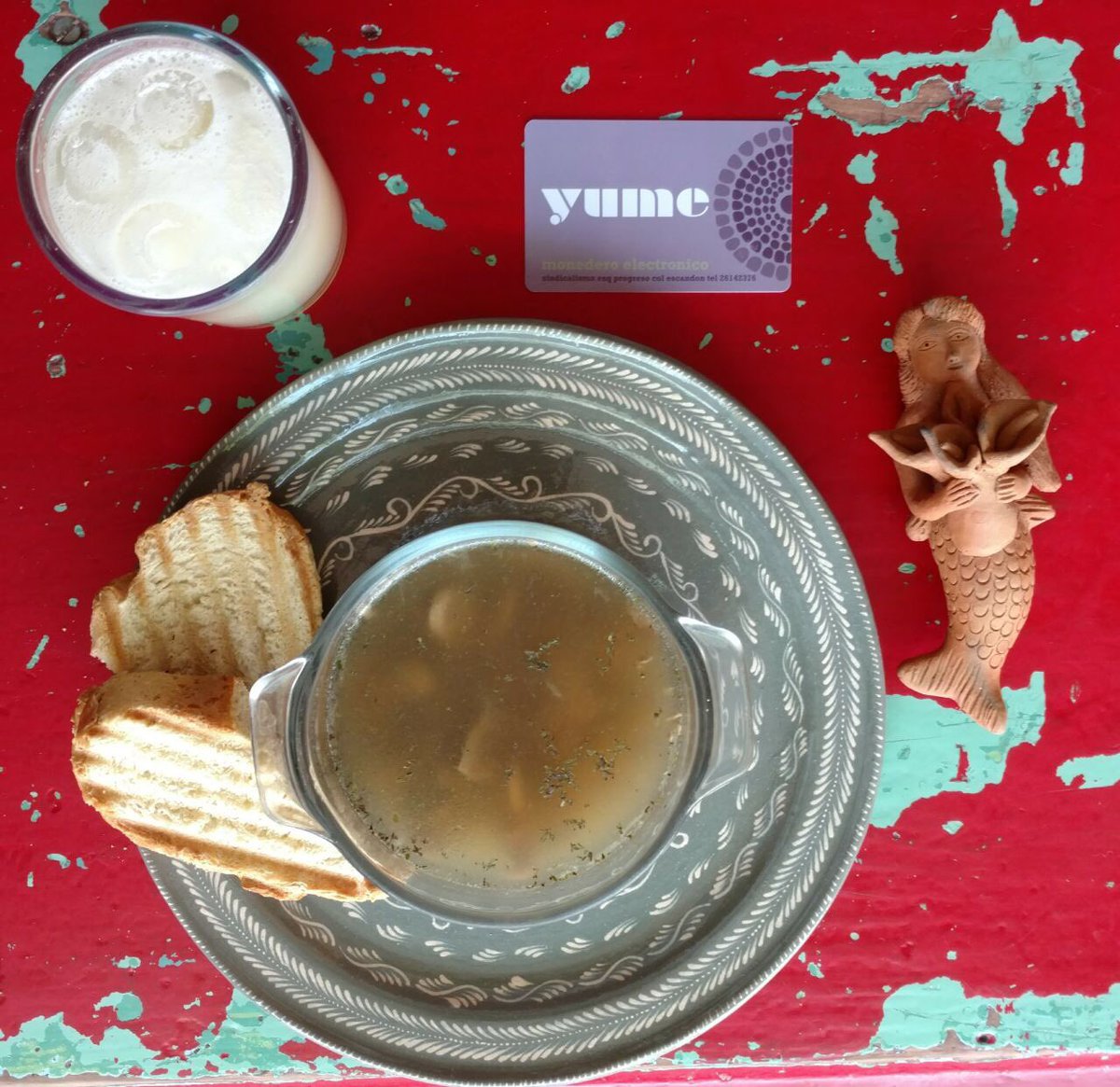 Ven a comer escuchando el canto de la sirena
Sopa de champiñones.
Agua de melón con coco.
Guisado de tu elección