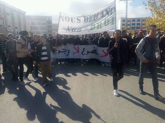 asma_nasriii's tweet photo. تواصل اضراب طلبة المدارس العليا للأساتذة في ظل تهميش ممنهج من قبل الوزارتين ( وزارة التربية الوطنية و وزارة التعليم العالي ) .
#vive_les_normaliens
#ens_en_colère
#ensc #ensl #ensb #ensk #enss #enso
#لا_للأرضية_الرقمية
#نعم_لمواصلة_الدراسات_العليا https://t.co/t8cAyxd2hw