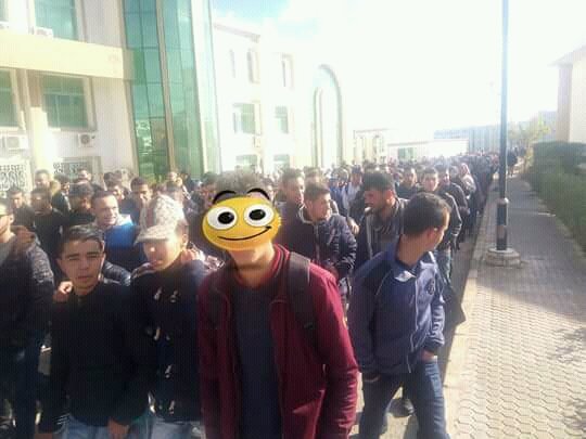 asma_nasriii's tweet photo. تواصل اضراب طلبة المدارس العليا للأساتذة في ظل تهميش ممنهج من قبل الوزارتين ( وزارة التربية الوطنية و وزارة التعليم العالي ) .
#vive_les_normaliens
#ens_en_colère
#ensc #ensl #ensb #ensk #enss #enso
#لا_للأرضية_الرقمية
#نعم_لمواصلة_الدراسات_العليا https://t.co/t8cAyxd2hw