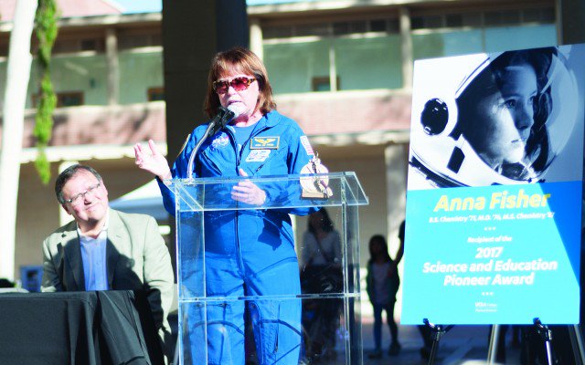 UCLA_Alumni's tweet photo. #UCLAOptimist and retired astronaut Anna Lee Fisher โ71, M.D. โ76, M.S. โ87 received @UCLAโs first Science and Education Pioneer award this past weekend. Read the full story here: https://t.co/9IXB5kn7jc. #BruinProud #OptimismCan https://t.co/JdrFDMbcmo