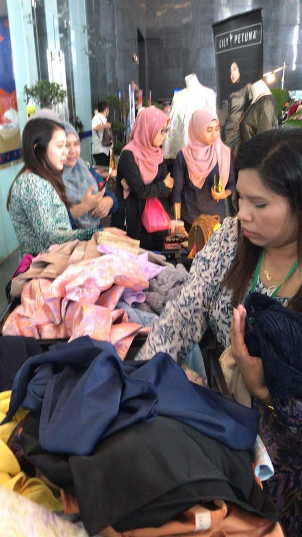 hari rabu khamis dan jumaat. korang dah ready belum dengan #lilypetunaxbankrakyat #lilypetuna #saleloriterbalik ni? haa ayuh jom serbu. diskaun sehingga 60% ni tau