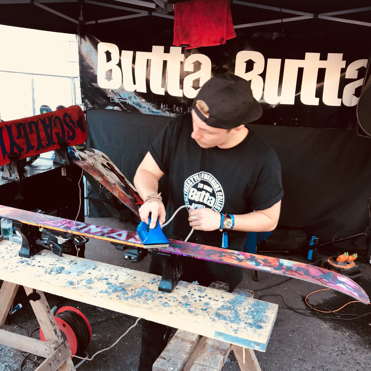 onboard_uk's tweet photo. Next up at the @Telegraph #skiandsnowboardshow was a masterclass in caring for your #skis and #snowboards by the charismatic team at @ButtaLtd, who demonstrated their environmentally friendly waxing products. You should check them out: https://t.co/b9XEwJVbDu! #onboardfurniture https://t.co/8AhetvSLHX