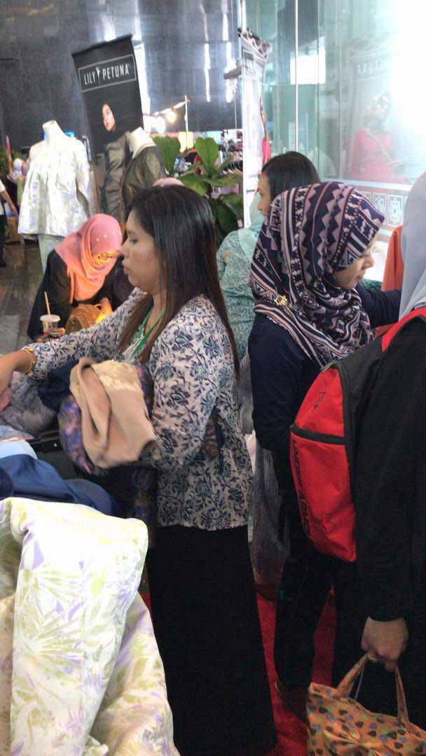 busynya kak? oh ya #lilypetunaxbankrakyat lah katakan. #lilypetuna #saleloriterbalik
