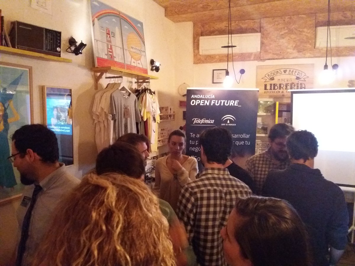 Ambientazo startupero, mucho #networking y picoteo. ¡Qué bien nos trata siempre <a href="/LaJeronima/">LaJeronima</a>! 🤗 #StartupNightAOF