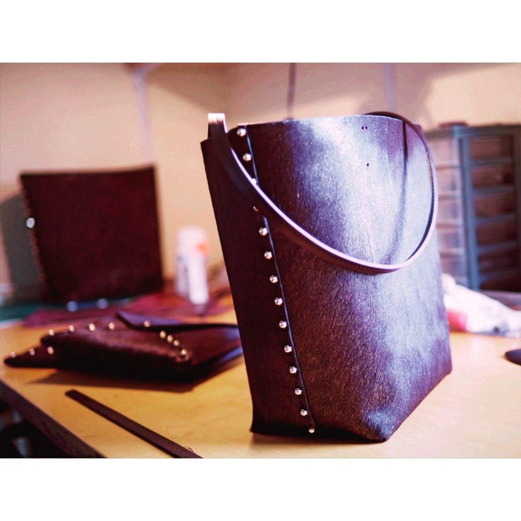 UnaBurkeLeather's tweet photo. New Totes & Envelope Clutches in Oxblood #HairOnHide & Gold Bolt Fittings. Just in time for Christmas and soon available to shop at the #MarvelRoom in @officialbrownthomas
#Artisan #Handmade #Craftsmanship #Luxury #Leatherworker #ToteBag #HandBag #Chri… https://t.co/NoUteNSqPR https://t.co/CkAgaKpfop