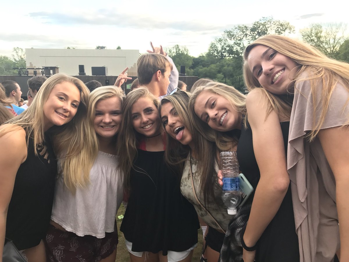 rinaalore's tweet photo. happy birthday sweet girl, hope your day was perfect!! love you bunches💖 @ccarolineokeefe https://t.co/0vcokazTnL