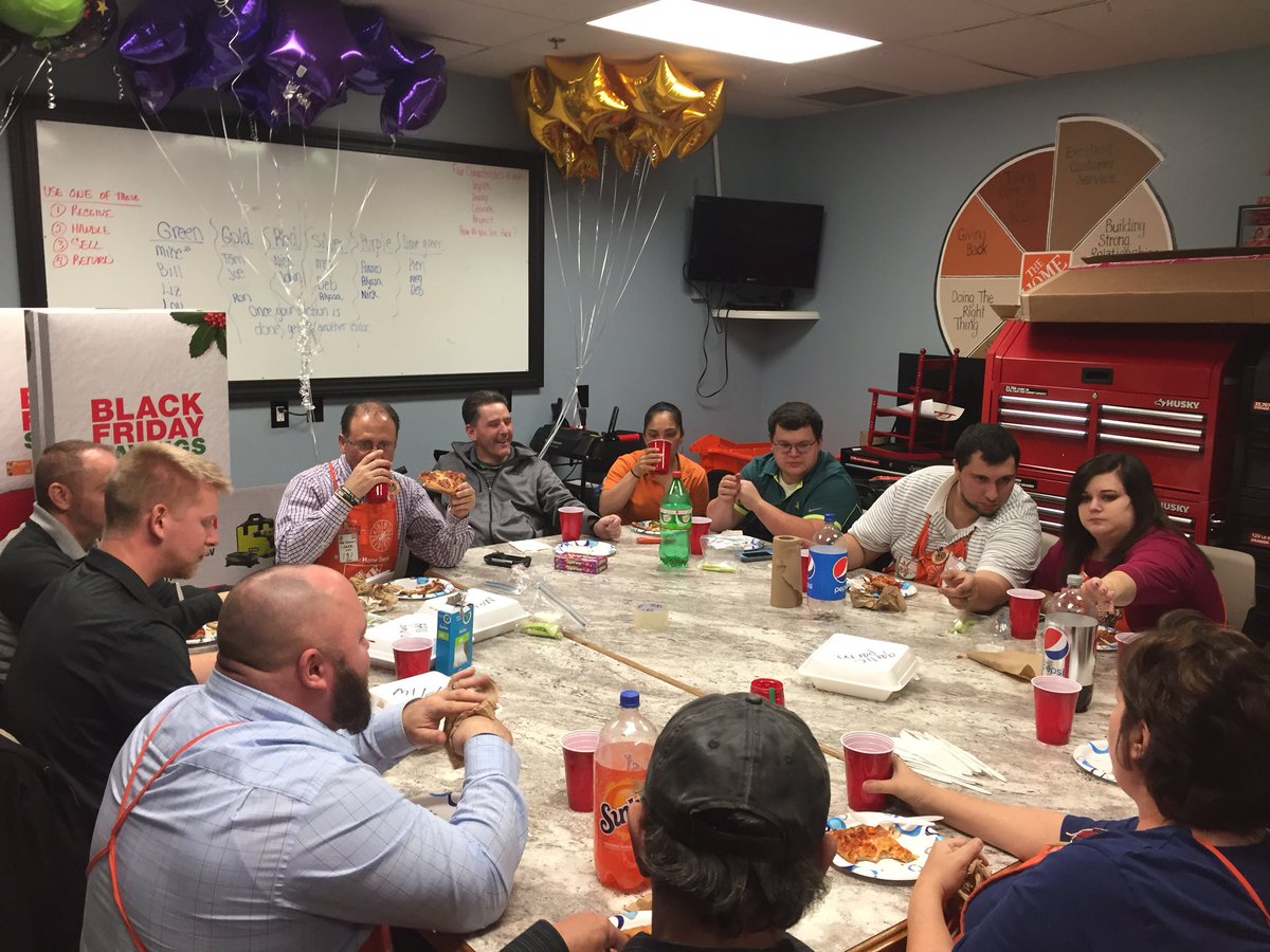 AndrewHDMET's tweet photo. 2678 leadership team &amp; MET enjoying Pizza &amp; wings!!! Happy Thanksgiving!!! @CrystalLandrie @CourteauLou @123WestMA @MikeSMatias @hayes_hilton @WorrellJay @DanielleKida1 https://t.co/N9LaL3GQpd