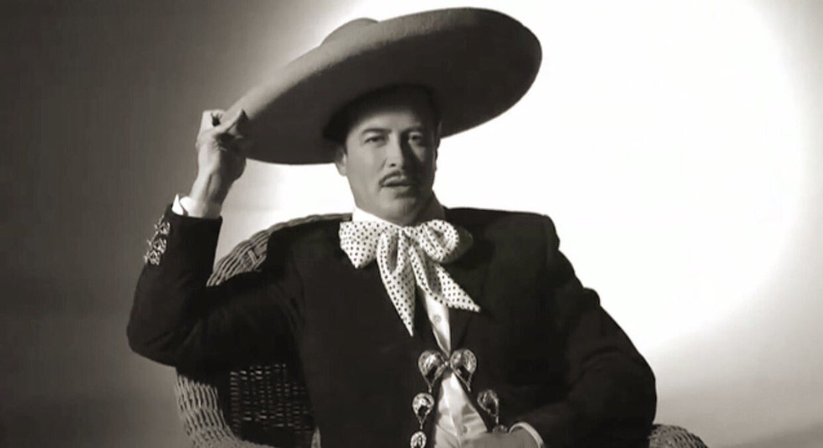 jorgegallegosMX's tweet photo. Ahora sí ya caracterizado... a darle vida al ídolo de México en #silviapinalbioserie  #100añospedroinfante 🙏🏻 https://t.co/9ZfrvRn0Iq