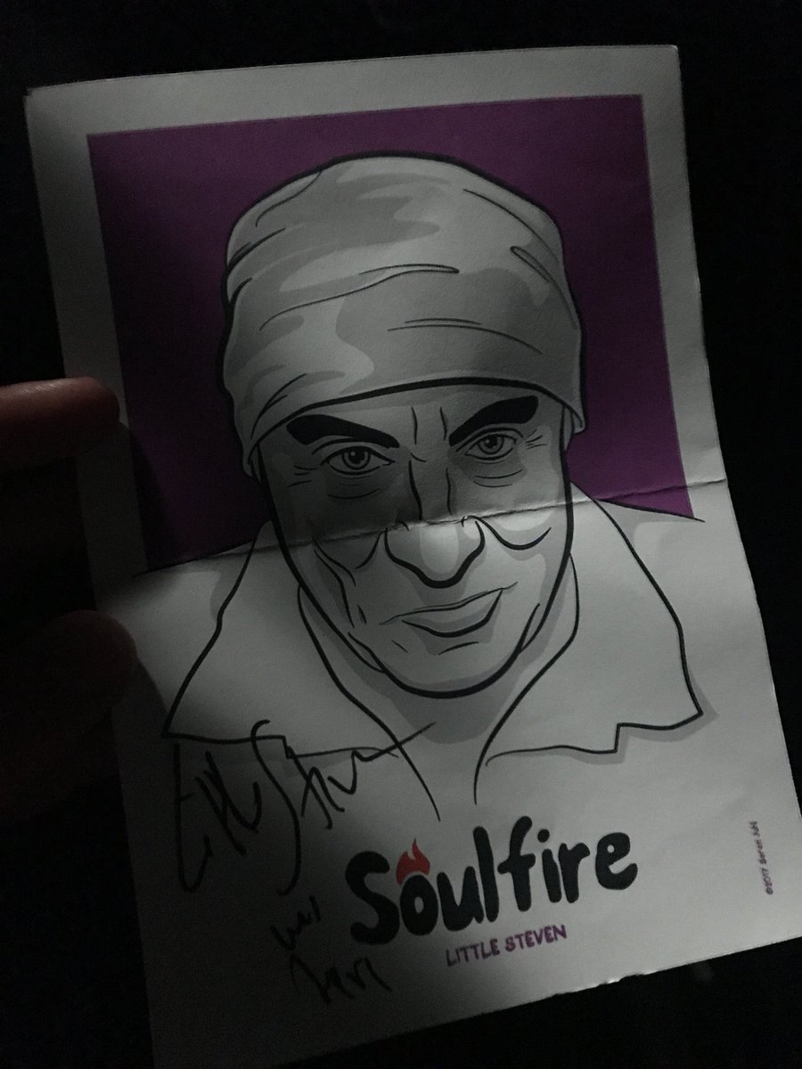 Great show by <a href="/StevieVanZandt/">🇺🇸🇮🇱🇺🇦🕉Stevie Van Zandt☮️💙</a> tonight. I got a drum stick, a hand shake by Stevie and oooh - he signed my artwork 💜<a href="/MVZaGoGo/">Maureen Van Zandt</a>