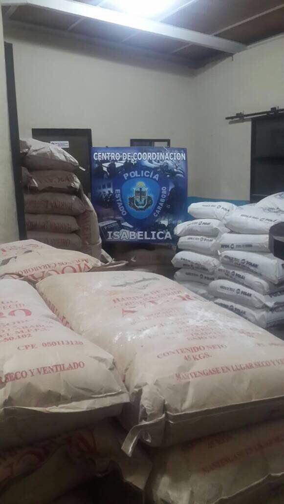 rafaeIIacava10's tweet photo. El carro de Drácula agarro a estos bachaqueros de la harina de trigo para el pan del pueblo y los dejo pegaos. No habrá tregua con los bandidos. Drácula pa encima !!! https://t.co/Y0HilSFjPt