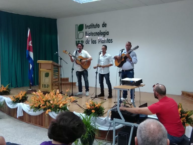SimposioIBP's tweet photo. #EnFotos La celebración del aniversario 25 del Instituto de Biotecnología de las Plantas de @UCLVCU https://t.co/2setljqfU8