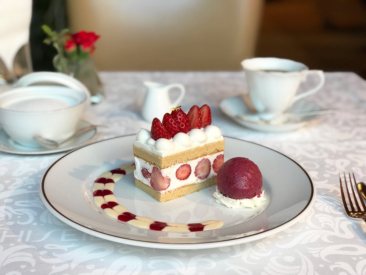 あき 資生堂パーラー サロンドカフェ銀座本店で苺のショートケーキ クラシカルな店内に洗練されたショートケーキ アイスクリームはカシスか白桃を選べたょ