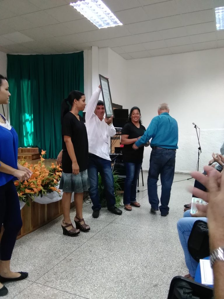 SimposioIBP's tweet photo. Diversas instituciones científicas de #VillaClara y #Cuba reconocieron el trabajo del IBP en su aniversario 25 #Biotechnology https://t.co/VBRkwr8kwl