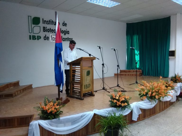 SimposioIBP's tweet photo. En la celebración por el aniversario 25 del IBP de @UCLVCU el Dr. Osvaldo Fernández Martínez, su director, pasó factura a los principales aportes científicos y sociales del centro #Cuba #Biotechnology https://t.co/fxtZClh5rJ