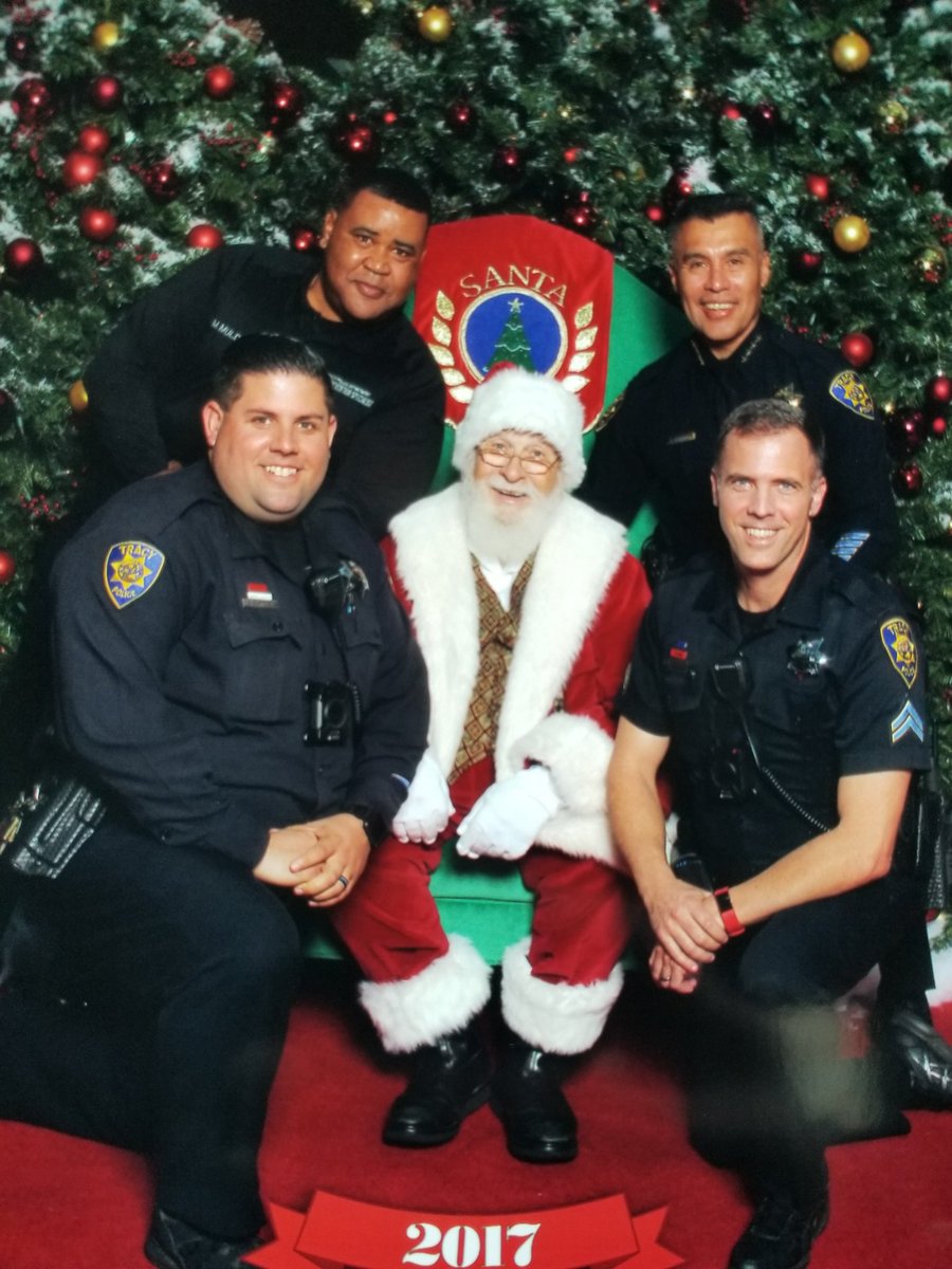 tracypdchief's tweet photo. ...at the Mall with Santa!! https://t.co/1Gi2HzTNyV