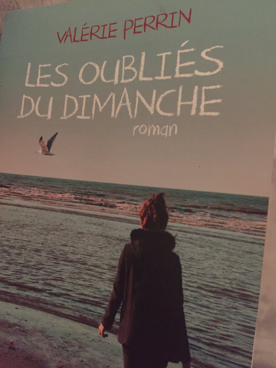 dedicacesR2's tweet photo. Quand tu es trop fatiguée par ta séance de #kangoojump pour soulever ton livre. J'aurai du le prendre en @livredepoche #FnacRosny2 #24/11/17 https://t.co/DoXM7euQkL