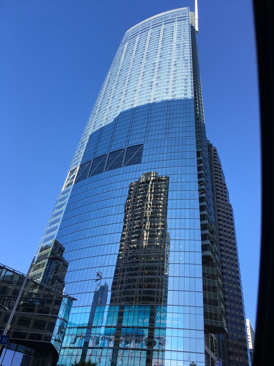 USCJulieP's tweet photo. Crisp blue skies in #Downtown #LosAngeles. Love the reflections on the @Wilshire_Grand! https://t.co/qmiIBuPiwI