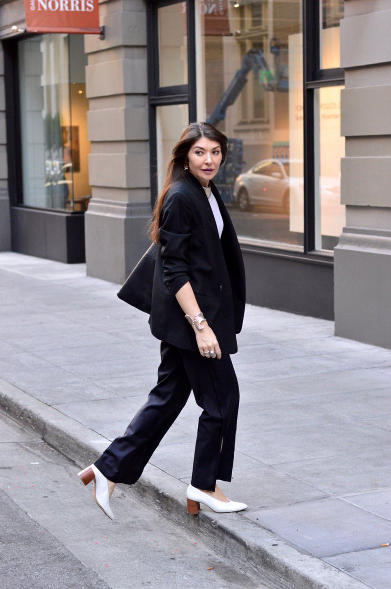Sasha_M_Vintage's tweet photo. Taking this heat wave in stride in my fave pair of @cosstores pants with a subtle slit. #ootd #sneakpeek #blazer #slitpants 📷:@garryxalexander https://t.co/QHz9UBmsTA