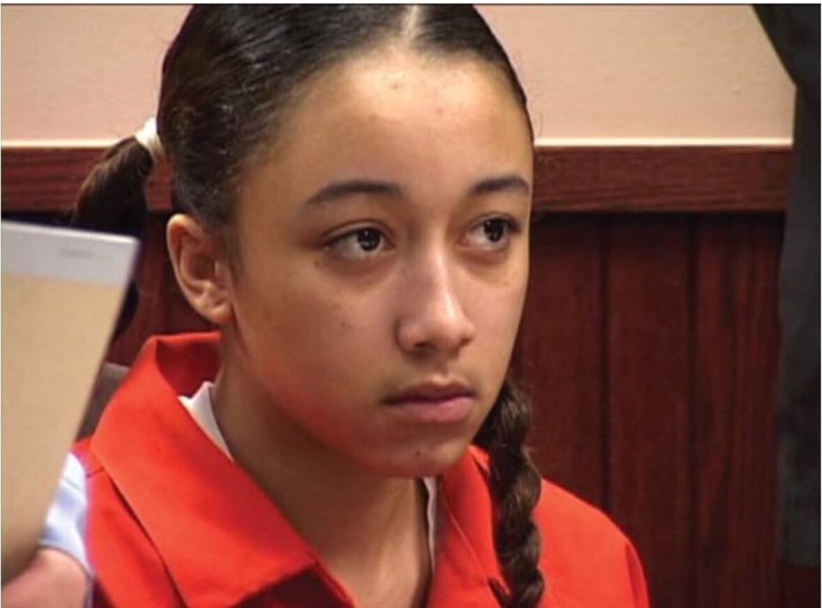 Cyrilbokilo's tweet photo. Elle se fait abuser sexuellement par un adulte “43 ans” en se défendant elle tue son agresseur par la suite elle a été condamnée à perpétuité. C’est l’histoire de Cyntoia Brown. L’injustice que vient de subir cette fille de 16 ans me dépasse c’est intolérable #FreeCyntoiaBrown https://t.co/aXR06qjreW