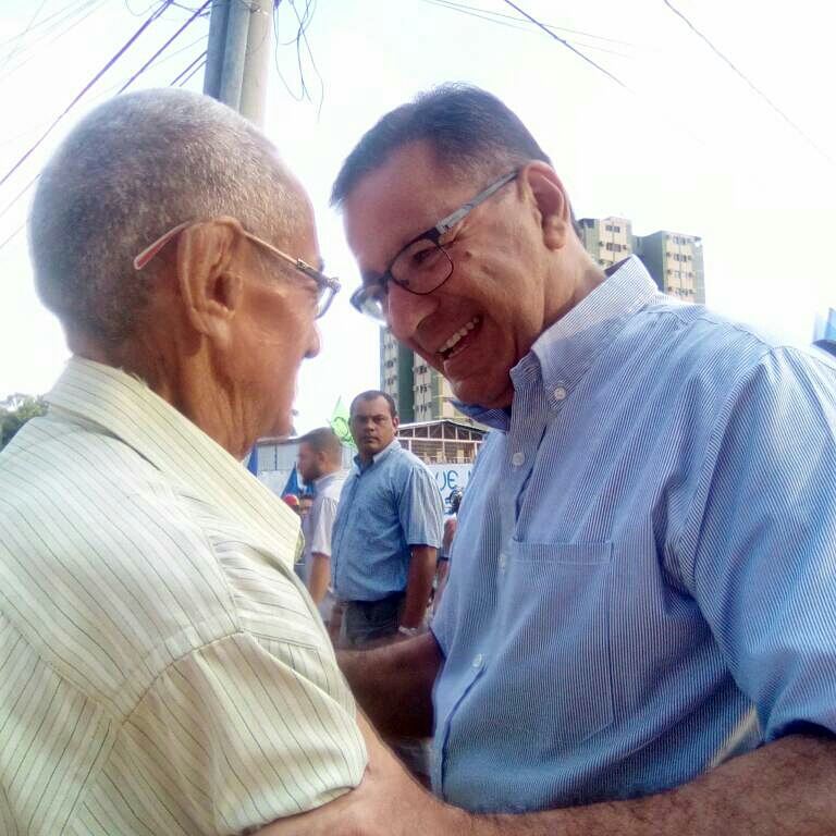 jcfernandezm's tweet photo. Los vecinos de la Pq Coquivacoa anhelan un cambio significativo en su día a día, están cansados del desabastecimiento de alimentos y medicinas, también de las interminables colas y el mal funcionamiento de los servicios #EnDefensaDeMaracaibo https://t.co/UljurrqZzc