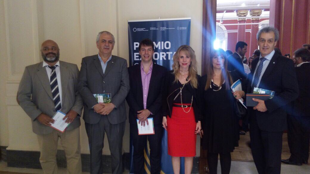 FECOBAORG's tweet photo. El VP 1 de @FECOBAORG Mariano Tarruella y el Secretario de Hacienda @Nicolas_Morelli junto a Agustin Kelly y Roxana Fusco de @invest_BA en la entrega de #PremiosExportar 2017 https://t.co/tcNM7L69dt