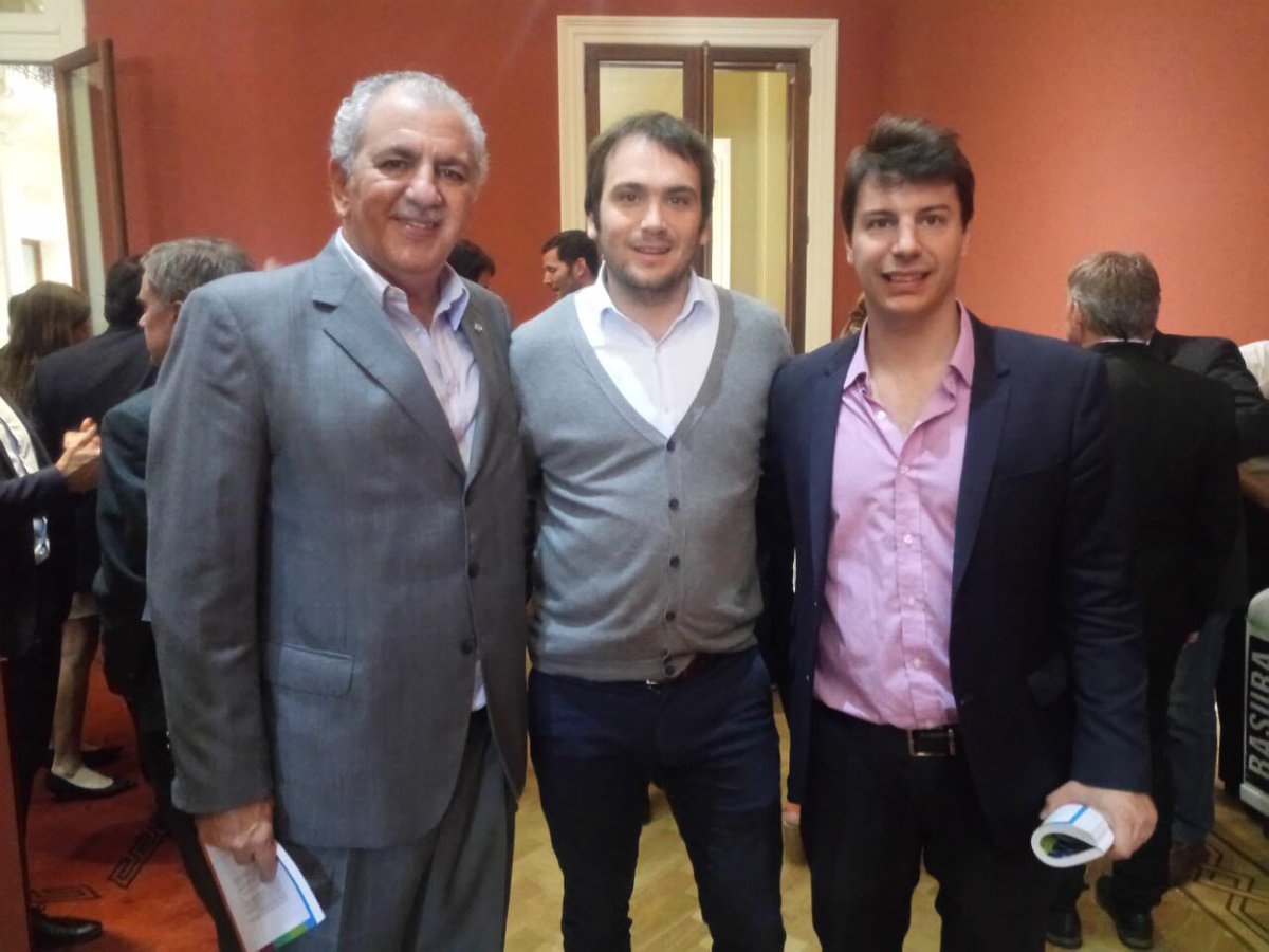FECOBAORG's tweet photo. El VP 1 de @FECOBAORG Mariano Tarruella y el Secretario de Hacienda @Nicolas_Morelli junto a Agustin Kelly y Roxana Fusco de @invest_BA en la entrega de #PremiosExportar 2017 https://t.co/tcNM7L69dt