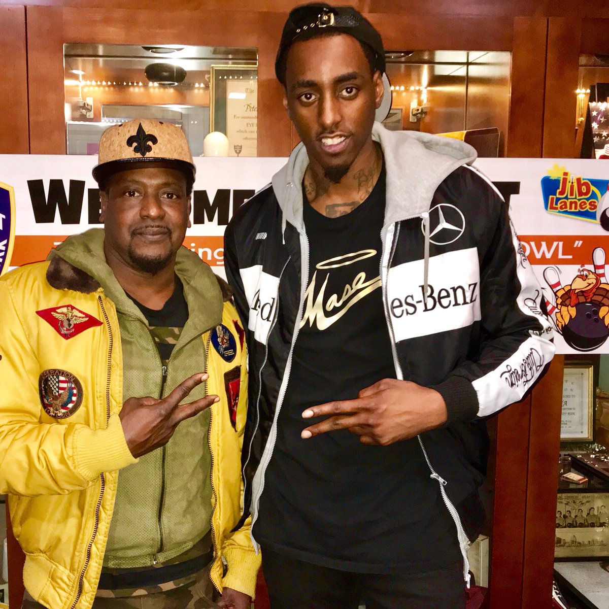 PapaPretty's tweet photo. Iβm not a bowler like thatπ€·π½ββοΈ, but caught up with my bro @yungmasejr at the Thanksgiving Bowl, over 200 turkeys collected for a great cause πͺπΎ #turkeydrive #thanksgiving #thanksgivingbowl #givingback #jiblanes π³ #positiveproject #hoodroyalty #stjohns #nyknicks https://t.co/eYR6EyeO30
