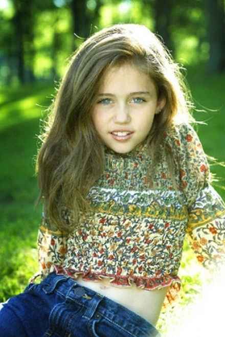MileyCyrus_es's tweet photo. Hoy es 23 de Noviembre, el famoso 11:23 que tantos smilers conocemos desde hace años y que tan presente tenemos.
Nuestra pequeña se hace grande y cumple 25 años.
No podemos estar más agradecidos contigo, Miley.
Por ser nuestra idola y ejemplo a seguir, #HappyBirthdayMiley ❤🎂😘 https://t.co/mZ71IevQfz