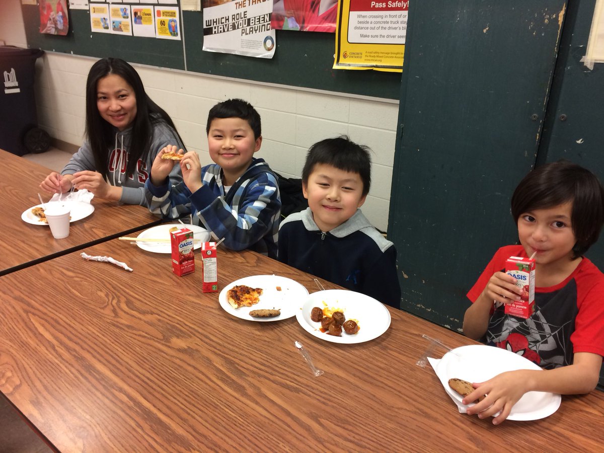 TDSB_SteveB's tweet photo. It’s our Family Potluck Dinner and it’s extremely heart warming to see so many smiles and to hear the laughter. Thanks to our School Council https://t.co/qaiHFfrnrU