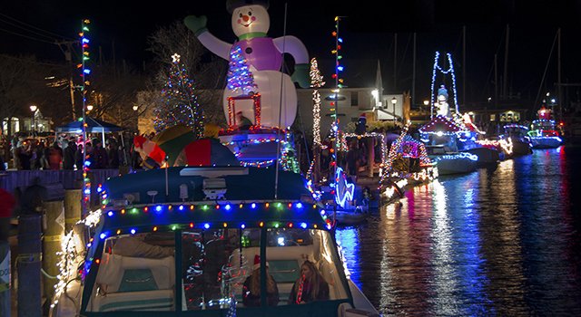 offMetroNY's tweet photo. 2/6 Head to @DowntownMystic @mysticseaport a uniquely nautical way to ring in the holidays with the Mystic Tree Lighting and Holiday Boat Parade <November 25> https://t.co/bT1fYOaXWE